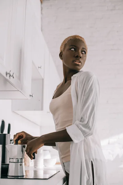 Mujer Afroamericana Soñadora Con Pelo Corto Preparando Bebida Cafetera — Foto de stock gratis