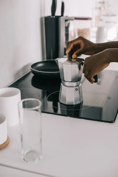 Vista Ritagliata Donna Afro Americana Preparare Bevanda Caffettiera — Foto stock gratuita