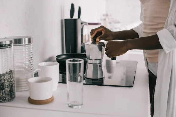 Vue Recadrée Femme Afro Américaine Préparant Café Dans Cuisine Blanche — Photo gratuite