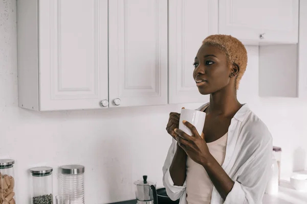 Dromerige Afrikaanse Amerikaanse Vrouw Met Kopje Koffie Witte Keuken — Stockfoto