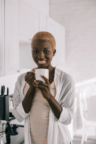 Glada Afroamerikanska Kvinna Med Fika Vitt Kök — Stockfoto