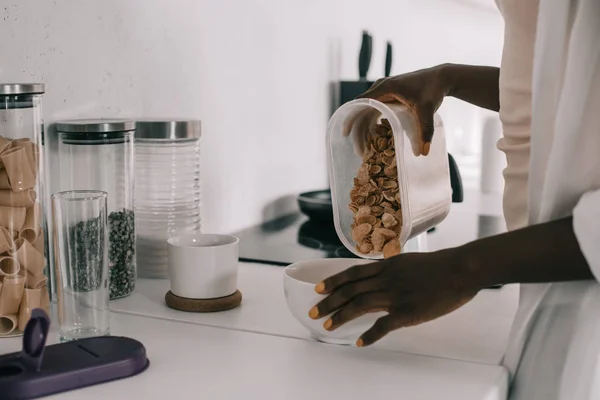 Beskuren Bild Afroamerikanska Kvinnan Förbereder Frukost Vitt Kök — Stockfoto