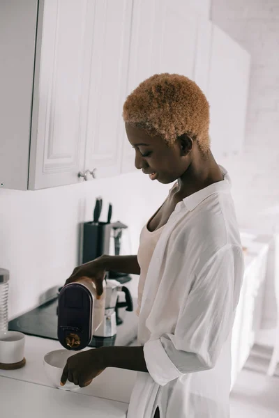 Gelukkig African American Vrouw Voorbereiding Ontbijt Witte Keuken — Gratis stockfoto