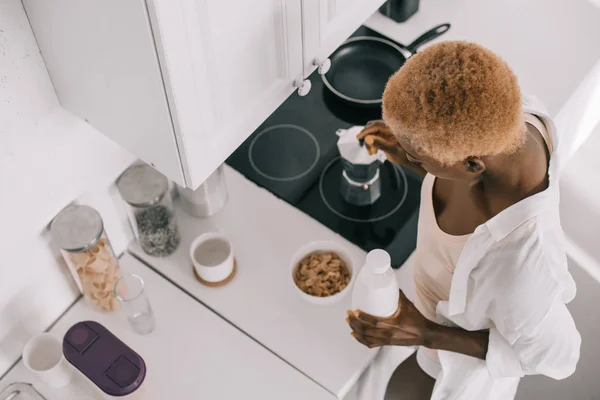 Bovenaanzicht Van African American Vrouw Voorbereiding Ontbijt Witte Keuken — Gratis stockfoto