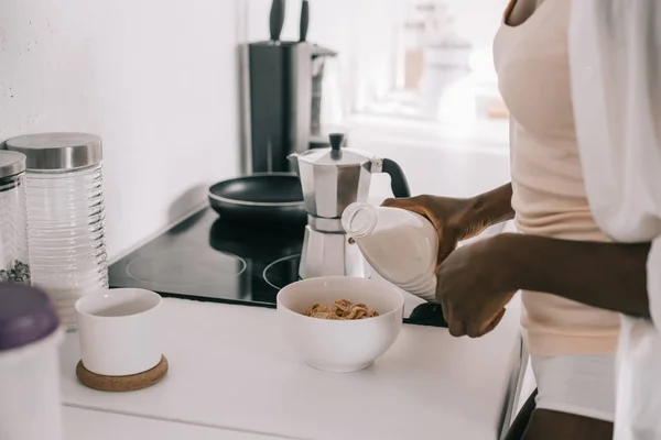 Cropped View African American Woman Pouring Milk Bowl Cornflakes — Free Stock Photo