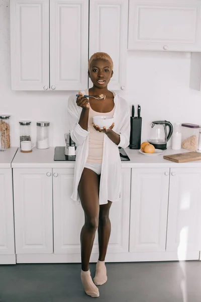 African American Vrouw Cornflakes Eten Witte Litchen — Gratis stockfoto
