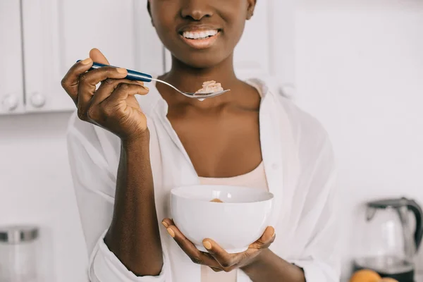 Bijgesneden Weergave Van Afro Amerikaanse Vrouw Met Lepel Kom Met — Stockfoto