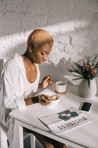 Prachtige Afrikaanse Amerikaanse Vrouw Ontbijten Witte Keuken — Gratis stockfoto