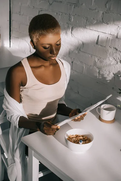 Красива Афроамериканська Жінка Читає Газету Білій Кухні — Безкоштовне стокове фото