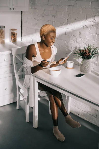 Alegre Afroamericana Mujer Leyendo Periódico Desayunando Blanco Cocina — Foto de Stock