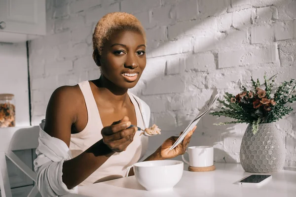 Atraktivní Africká Americká Žena Drží Noviny Snídani — Stock fotografie zdarma
