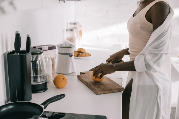 Cropped View African American Woman Cutting Orange Chopping Board — Free Stock Photo