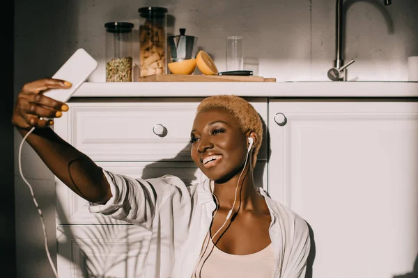 Cheerful African American Woman Taking Selfie White Kitchen — Free Stock Photo