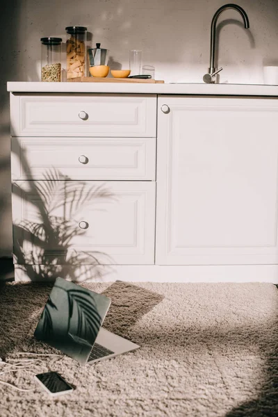 White Kitchen Laptop Smartphone Carpet — Stock Photo, Image