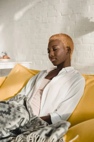 Beautiful African American Woman Relaxing Yellow Sofa — Free Stock Photo