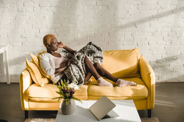 Tankeväckande Afroamerikanska Kvinna Liggande Gula Soffa Vardagsrum — Stockfoto