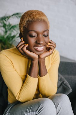 seçici odak olan kısa saçlı çekici Afrikalı-Amerikalı kadın 