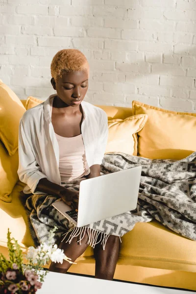 Концентрированная Африканская Американка Печатающая Ноутбуке Гостиной — Бесплатное стоковое фото