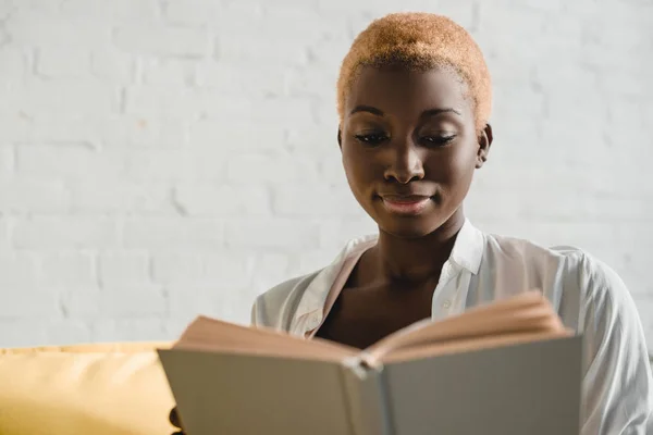 Close Mulher Americana Africana Com Cabelo Curto Livro Leitura — Fotografia de Stock