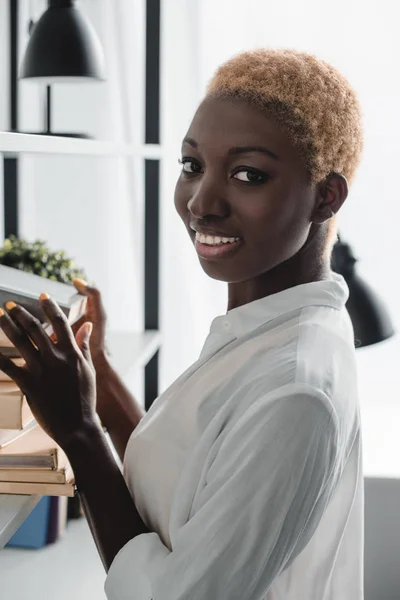 Bela Mulher Americana Africana Com Cabelo Curto Tendo Livro Rack — Fotografia de Stock Grátis