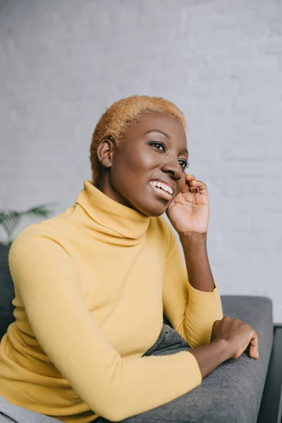 Primer Plano Sonriente Mujer Afroamericana Con Pelo Corto — Foto de stock gratis