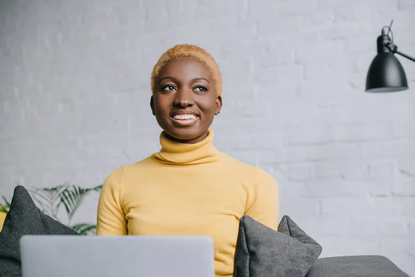 Mulher Americana Africana Feliz Usando Laptop Sala Estar — Fotografia de Stock