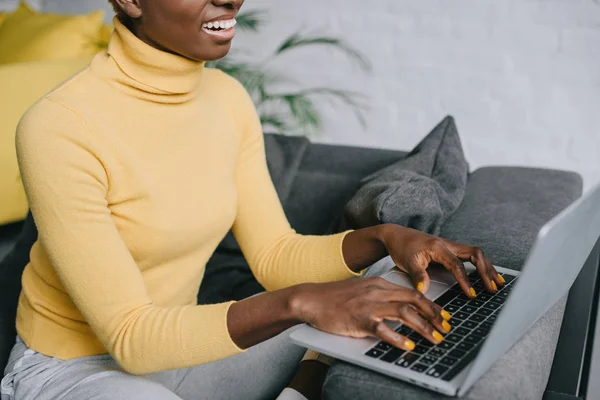Vista Cortada Bela Mulher Americana Africana Alegre Usando Laptop Sala — Fotografia de Stock Grátis