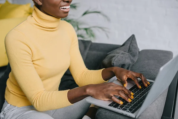 Vista Recortada Hermosa Mujer Afroamericana Alegre Usando Ordenador Portátil Sala — Foto de stock gratis