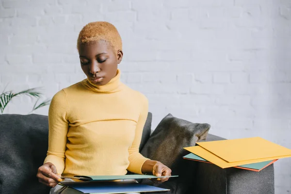 Mujer Afroamericana Soñadora Sentada Sofá Con Discos Vinilo — Foto de stock gratuita