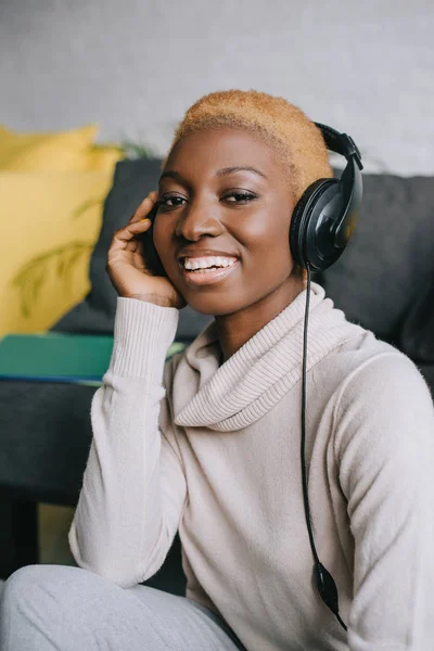 Enfoque Selectivo Mujer Afroamericana Escuchando Música Auriculares — Foto de stock gratis