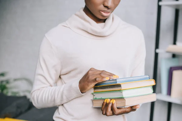 Avskallet Syn Afroamerikansk Kvinne Som Holder Bøker Hånden – royaltyfritt gratis stockfoto