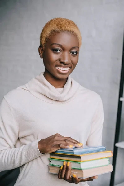 Enfoque Selectivo Mujer Afroamericana Sosteniendo Libros Las Manos — Foto de stock gratis