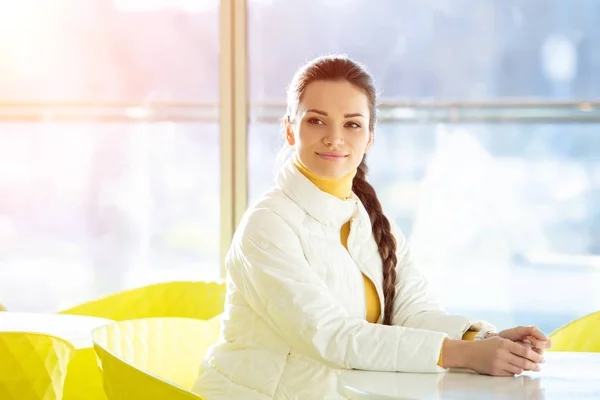 Chica Sonriente Ropa Abrigo Sentado Mesa Cafetería — Foto de stock gratuita