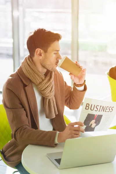 Handsome Businessman Sitting Table Drinking Coffee Paper Cup Reading Business — Free Stock Photo