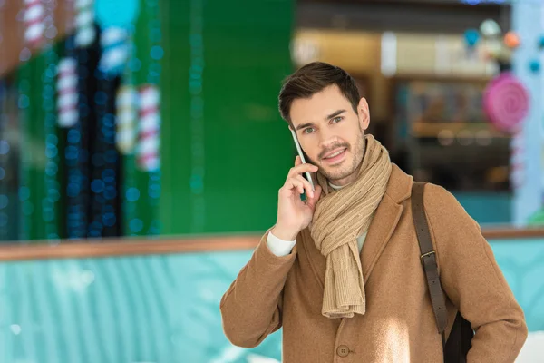 Handsome Man Smiling Looking Camera Talking Smartphone — Free Stock Photo