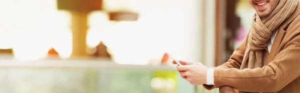 Recortado Vista Del Hombre Sonriente Ropa Abrigo Celebración Teléfono Inteligente — Foto de Stock