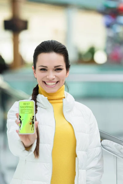 Smiling Girl Showing Smartphone Screen Best Shopping App — Free Stock Photo