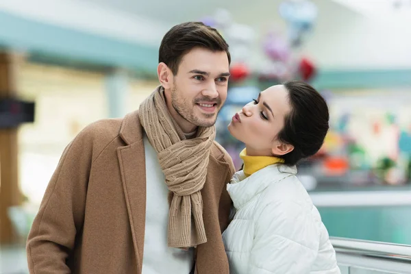 Menina Atraente Beijando Homem Sorridente Shopping — Fotografia de Stock