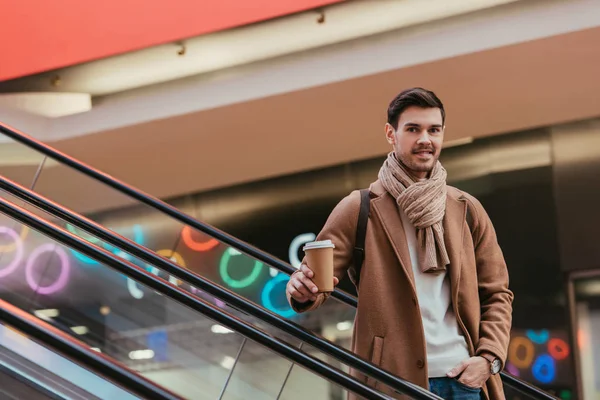 Homem Bonito Segurando Copo Descartável Sorrindo Olhando Para Câmera Escada — Fotografia de Stock