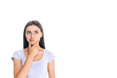 uzak üzerinde beyaz izole arayan genç düşünceli kadın portresi