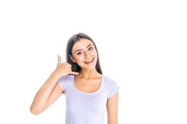 çağrı üzerine beyaz izole işareti gösteren gülümseyen kadın portresi