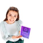 Vista de ángulo alto de la joven sonriente con tableta con letras de compras aisladas en blanco