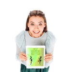 Hochwinkelaufnahme einer lächelnden jungen Frau mit Tablet mit bestem Shopping-Schriftzug isoliert auf Weiß