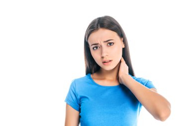 Genç kadın duygu ağrı boyun üzerinde beyaz izole portresi