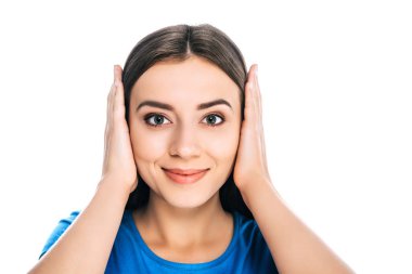 beyaz izole elleriyle kulaklarını kapsayan çekici gülümseyen kadın portresi