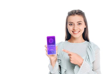 gülümseyen kadın smartphone üzerinde beyaz izole yazı alışveriş ile gösterilen