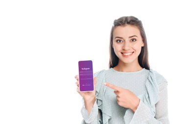 kadın gösteren smartphone instagram logosu ekranda beyaz izole ile gülümseyen
