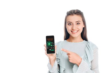 gülümseyen kadın üzerinde beyaz izole smartphone gösterilen