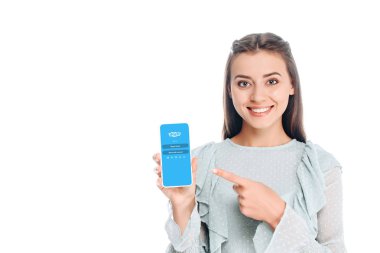 kadın gösteren smartphone sqype logosu ekranda beyaz izole ile gülümseyen