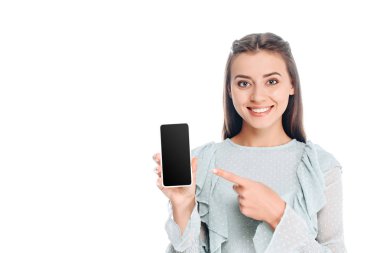 boş ekran üzerinde beyaz izole ile smartphone gösteren gülümseyen kadın portresi